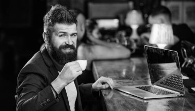 Serbest fayda. Yöneticisi online çalışma kahve tadını çıkarın. Hipster Freelancer iş Online Blog defter. İnternette sörf. Online iş. Erkek sakallı işadamı laptop ve fincan kahve ile pub oturmak