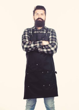 Ciddi bir düşüncede kaybolmak. Ciddi bir görünüme sahip sakallı adam iş önlük giyiyor. Uzun sakallı ve bıyıklı hipster. Kollarını çapraz tutan ciddi adam