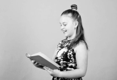 Yayınevi. şef editör aracılığıyla makale bakmak. küçük yayıncı. okul gazetesi muhabiri. not defteri ile küçük kız. not defteri ile çocuk. yazmak için çalışma kitabı. not almak için okul günlükleri