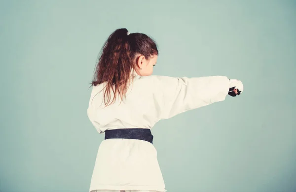 Själv försvars kompetens. Karate ger känslan av förtroende. Stark och trygg unge. Hon är farlig. Flicka litet barn i vit kimono med bälte. Karate fighter redo att slåss. Karate sport Concept — Stockfoto