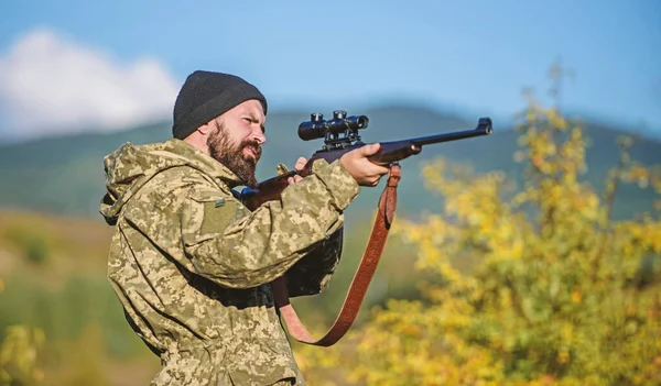 Avcılık ve yakalama mevsimleri. Avcılık erkeksi hobi. Adam acımasız gamekeeper doğa arka plan. Hunter tüfeği tutuyor. Sakallı avcı boş zamanlarını avlayarak geçirir. Odak ve deneyimli avcı konsantrasyonu — Stok fotoğraf