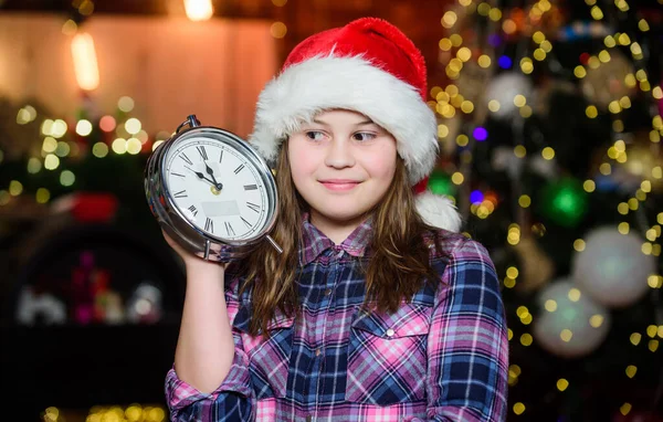 Cuenta atrás de año nuevo. Contando el tiempo. Faltan pocos minutos para el año nuevo. Llega el momento mágico. Navidad casi aquí. Chica Santa Claus sombrero y reloj. Conoce las vacaciones de Navidad. Ambiente festivo día de Navidad —  Fotos de Stock