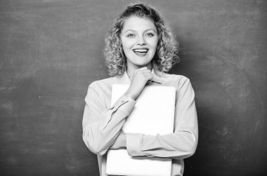 Online eğitim. Freelancer iş. modern teknoloji. Kız Classroom 'da online eğitim. tahta at öğretmen kadın. Bu bilgisayar ile ders. Okulda ders için bilgi alma