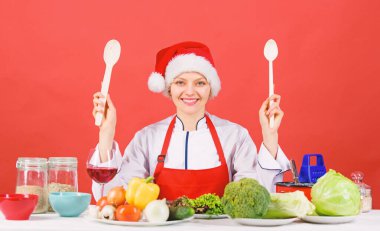 En iyi Noel yemek tarifleri. Noel akşam yemeği fikir. Kolay fikirler Noel partisi için zevk. Sağlıklı Noel tatil tarifleri. Festival menü kavramı. Kadın şef veya aşınma pişirme ev kadını Noel Baba şapkası