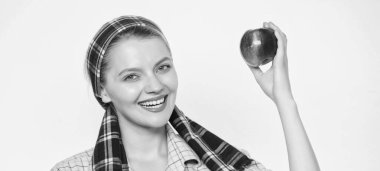 Mükemmel elma. Elma diyetini Başlat. Kadın, doğal MEYVELERLE sepet taşır. Çiftçi bahçıvan elma hasat. Kız bahçıvan rustik tarzı elma beyaz arka plan tutun. Sağlık ve vitamin beslenme