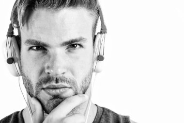 Kablosuz bluetooth kulaklık kullanan beyaz bir adam. Seksi kaslı adam sesi dinler. Kulaklıklı adam beyazdan izole edilmiş. Kitap. Tıraşsız adam sesli kitap dinliyor. Boşluğu kopyala