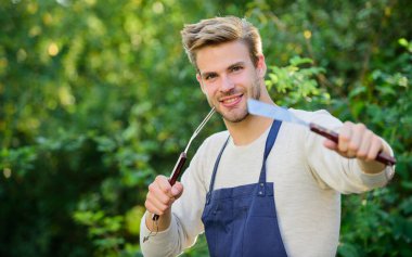 Lezzetli yemekler. Mutfak konsepti. Şef bbq yemeği pişiriyor. Açık havada et kızartmak için aletler. piknik malzemeleri. Hafta sonu dışarıda parti var. Aile hafta sonu gezisi. Yaz pikniği. Man barbekü ızgarası