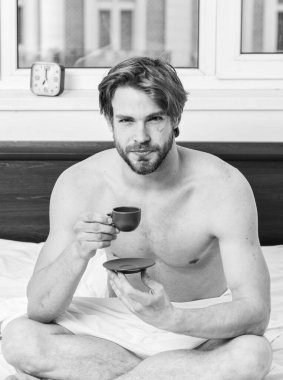 Bir fincan kahve için en iyi zaman. Adam çekici görünüm adam sıcak taze yapılmış kahve keyfini çıkarın. Sabah ilk iş. Her sabah kahvesini ile. Adam yakışıklı maço tutun fincan kahve sakallı
