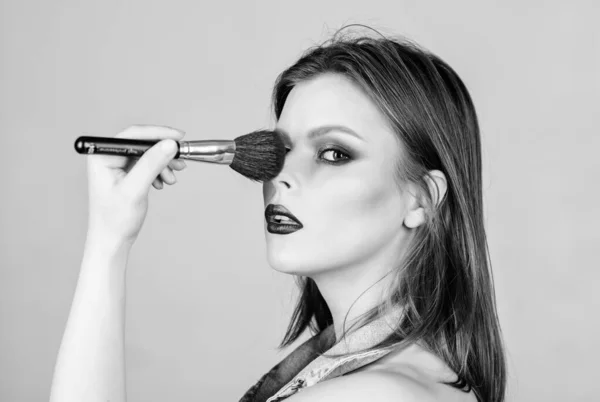 Professionele make-up benodigdheden. Verschillende borstels. Huidverzorging. Make-up cosmetica concept. Huidskleur verhuller. Cosmetica winkel. Meisje brengt oogschaduwen aan. Vrouw die make-up borstel aanbrengt. Benadruk vrouwelijkheid — Stockfoto