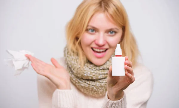 Feliz respiración. Mujer enferma rociando medicamentos en la nariz. Chica poco saludable con secreción nasal usando aerosol nasal. Tratamiento del resfriado común o la rinitis alérgica. Mujer linda amamantando frío nasal o alergia —  Fotos de Stock