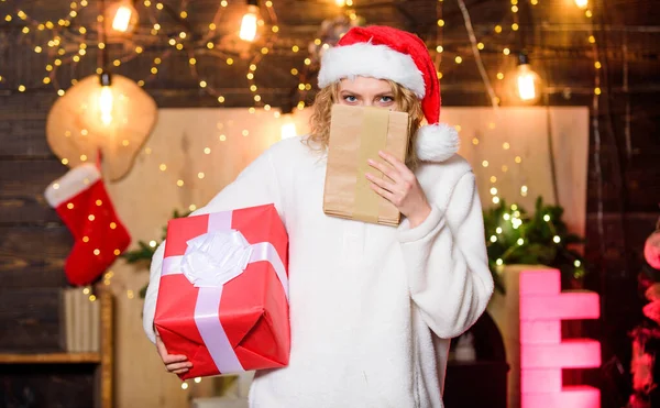 冬休みだ。願い事リスト。グリーティングカード。xmasギフトボックスの女の子。パーティー招待状。女の子が挨拶を書く。最高のプレゼントだ。クリスマスの売り上げ。サンタへの手紙。新年明けましておめでとう。クリスマスプレゼント — ストック写真