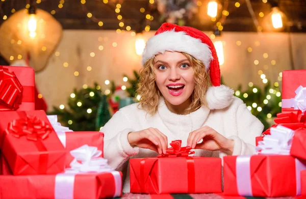 Todos receberão um presente. Menina com caixa de presente de xmas. Mulher na época do Natal. Vendas de Natal. Dia de boxe. celebração de férias de inverno. Compras de Ano Novo. Feliz Ano Novo. entrega presentes de Natal — Fotografia de Stock