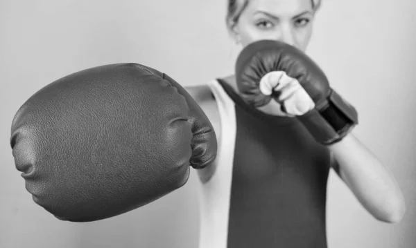 Vrouw bokshandschoenen gericht op aanval. Ambitieus meisje vechten bokshandschoenen. Vrouwelijke rechten. Ik ga je afkicken. Zelfverzekerd in haar boks vaardigheid. Boksen verbeteren Temper en zal. Geconcentreerd op Punch — Stockfoto