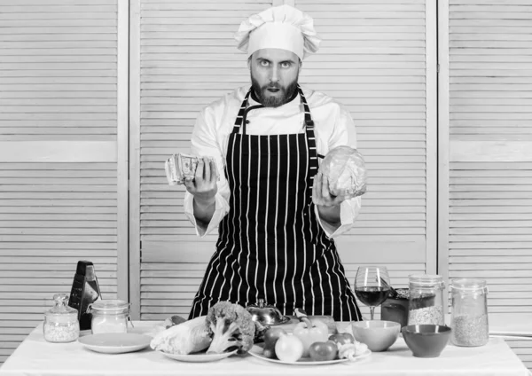 Har inga färdigheter. gröna färska ingredienser. skäggiga man älskar hälsosam mat. laga mat i restaurangen. professionell Matlagning i köket. ekologiskt och vegetariskt. Bantning och vitamin. kulinariska rätter — Stockfoto