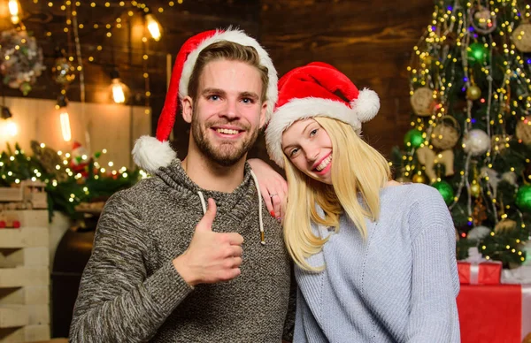 Um casal alegre. esperar por presente de Natal e presente. Retrato de casal amoroso. Feliz Natal. Feliz Natal. Vendas de compras de inverno. Homem e mulher em festa. casal apaixonado chapéu vermelho do Papai Noel. Feliz família comemorar o ano novo — Fotografia de Stock