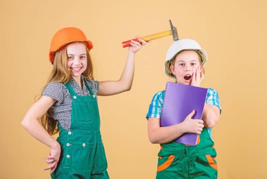 Çocuk kız kardeşler odalarını yenilerlerler. Kontrol yenileme işlemi. Çocuklar evlerini yenilemekten mutlu. Ev geliştirme etkinliği. Tadilat planlayan aletlere sahip çocuk kızlar. Aile tadilat evi