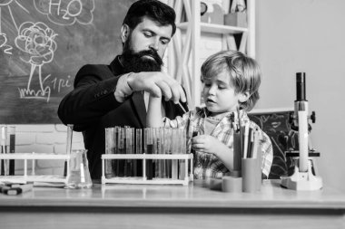 Kimya deneyi. Okul kulüpleri interaktif eğitim. Öğretmen ve öğrenciler sınıfta test tüpleri. Okul kulüpleri farklı alanlarda çocuklar geliştirmek için harika bir yoldur. Okul öncesi çocuklar için kulüpler