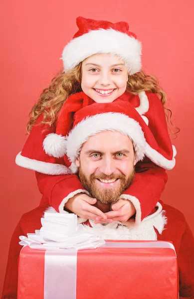 サンタ クロースの親ガイドをする方法。サンタの信念は、幼年期のほとんどの魔法の一部を構成します。私のお父さんはサンタ クロースです。女の子少しのかわいい子とひげを生やした父サンタの衣装を着て。クリスマス パーティー — ストック写真