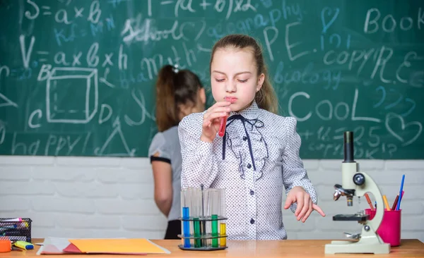 教育実験だ学校の授業生物学と化学の授業。化学反応を観察する。化学反応は理論よりもはるかにエキサイティングです。化学実験をしてる女の子自然科学 — ストック写真