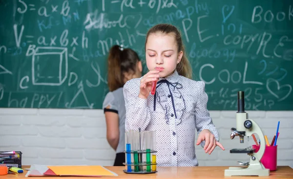 Experimento educativo. Clases escolares. Lecciones de biología y química. Observar reacciones químicas. La reacción química es mucho más emocionante que la teoría. Chicas trabajando en experimentos químicos. Ciencias naturales —  Fotos de Stock