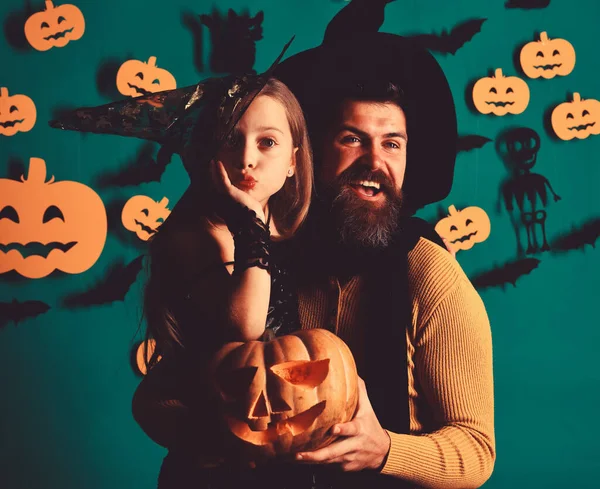 Pappa och dotter i Halloween kostymer. Flicka och skäggig man — Stockfoto