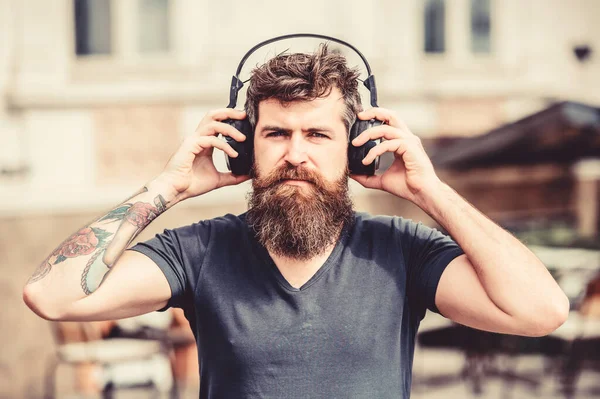 Estoy en línea. Música soul. Hipster maduro con barba. Disfrutando de su música favorita. El tiempo se detiene con buena música. Hombre barbudo. brutal hipster caucásico con bigote. Joven y brutal — Foto de Stock