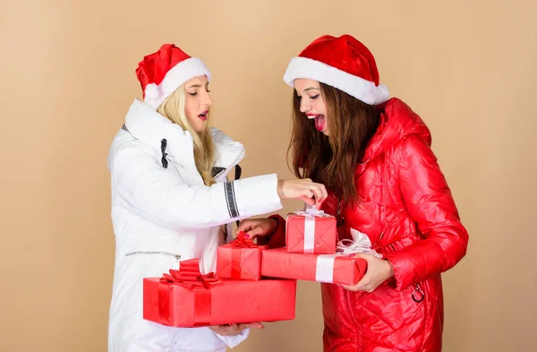 Kızlar bej rengi ceketler giyer. Hediyeler al. Alışveriş günü. Noel Baba kızı. Moda modası. Kış mevsimi. Kutlama için suç ortağı. Müşteriler için Noel hediyeleri. Noel havası. Kış giysileri — Stok fotoğraf