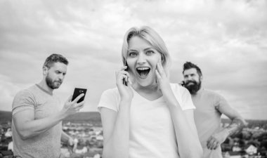 Akıllı telefonları olan bir grup gencin yakınçekimini yapın. Arkadaşlar bir