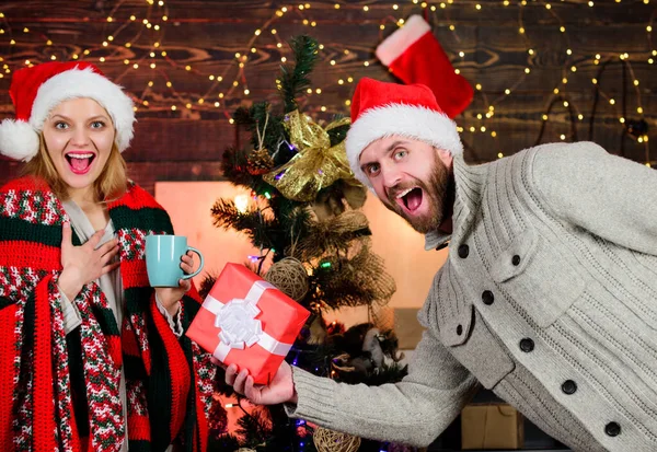 Surprise d'hiver. Un homme qui donne une boîte cadeau. Concept surprise de Noël. Donner et partager. Générosité et gentillesse. Surprenant sa femme. Préparez la surprise pour ma chérie. Tradition du Nouvel An. Devine son désir — Photo