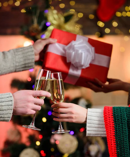 Een glas champagne. Champagne paar glazen. Cadeau geven. Proost concept. Nieuwjaarstraditie. Vrolijk kerstfeest. Alcoholdrank. Glas gevuld mousserende wijn of champagne. We hebben een leuke tijd. Toast — Stockfoto