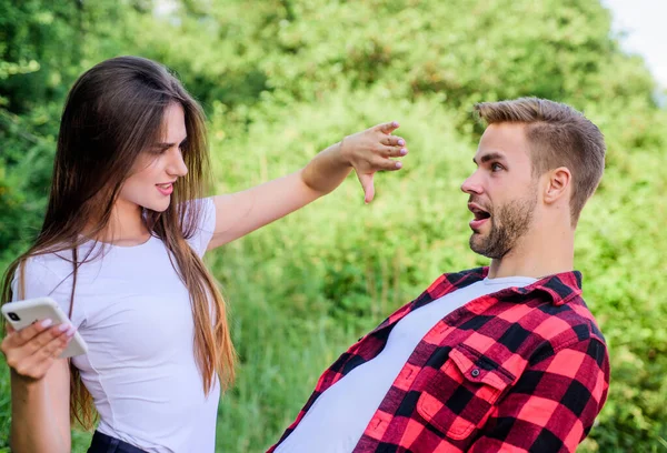 La guerre. homme téléphone indiscret de la fille dans le parc. La jalousie. couple amoureux. Concept de blogging. Recherche de navigateur. romantique date en ligne. concept d'espace personnel. Je me suis perdu. couple utiliser smartphone extérieur — Photo