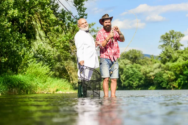 Buona giornata di pesca. padre in pensione e figlio barbuto maturo. amici uomini con canna da pesca e rete. hobby di uomo d'affari. pesca a riposo. pescatori felici. Buon profitto. Avventure di pesca a mosca — Foto Stock