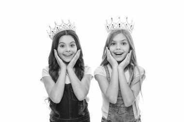 Lüks ve prestij. Lüks taçgiyen küçük sevimli çocuklar. Lüks ve çekici bir görünüme sahip sevimli küçük kızlar. Lüks ve zarafetin doruğuna ulaşmak