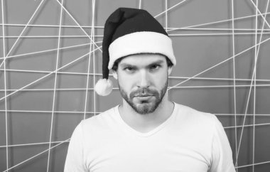 oğlan santa şapka içinde Noel hediyesi. teslimat Noel hediyesi. Online Noel alışveriş. Yeni Yılınız Kutlu Olsun. Xmas önce sabah. mutlu Noel Baba adam. Mutlu anı yakalamak. Yeni yıl partisi tadını çıkarın