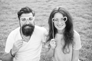 Yaz tatili. Mutluluk saçan duygusal bir çift. Birlikte mutluyuz. Genç ve neşeli aksesuarları olan çift. Aşk hikayesi. Rahatlatıcı yeşil çimenler. Sakallı hippi ve aşık güzel bir kadın.