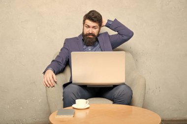 Finansal bilgi için blog u izlemek. İşadamı online sosyal ağ veya işyerinde blog gönderme. Sakallı adam ofiste yeni blog yazısı yazıyor. Blogger onun özel blog tutmak