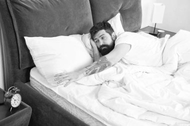 Ne korkunç gürültü. Sorun sabah erken uyanma. Çalar saat ile kaldırın. Yine uyuya kalmışım. Erken uyanma için ipuçları. Adam hipster uykulu yüz yatak çalar saat ile sakallı. Bu zil açmak