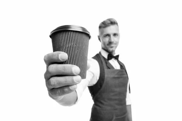 Bonne journée. Prends ton café. Barista dans le tablier servait du café. Concept de café. Barista mature tenir boire. Essaie la caféine. Recharge énergétique. barbu homme barman tenir tasse de café en papier — Photo