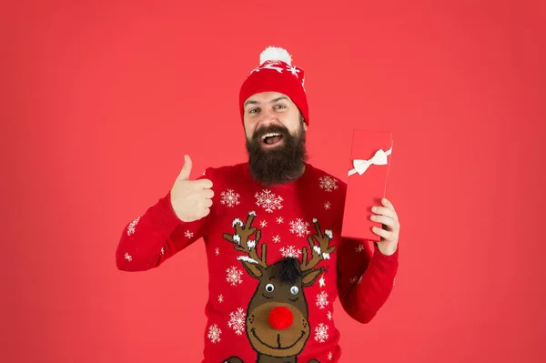 Migliori vacanze invernali. Stai bene con questo maglione. Buon Natale a tutti. Ho ricevuto un regalo di Natale. sconti stagionali. regalo da Babbo Natale. felice anno nuovo. uomo barbuto allegro dopo lo shopping. migliori prezzi qui — Foto Stock