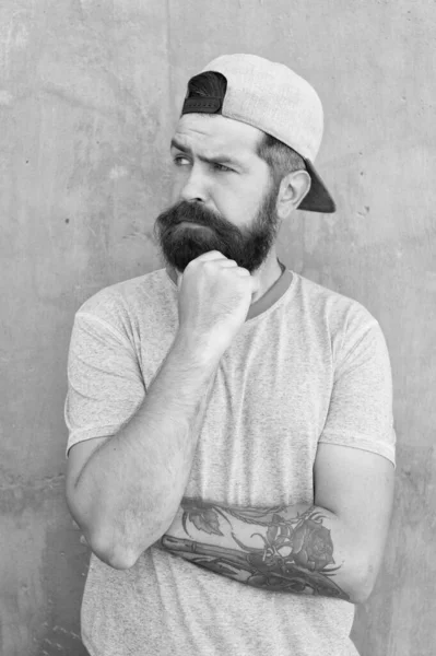 Stile di vita hipster. Brutale bello hipster maturo tatuato uomo. Uomo barbuto stile trendy. Barba e baffi toelettatura. Cool hipster con la barba indossare un cappello alla moda. Salone da barbiere e cura dei capelli del viso — Foto Stock