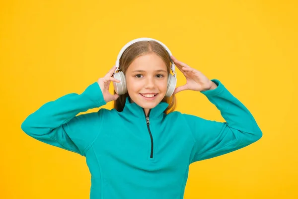 Enfrenta la música. Pequeño niño escucha música de fondo amarillo. Los niños pequeños disfrutan de la música jugando en los auriculares. Como música para mis oídos — Foto de Stock