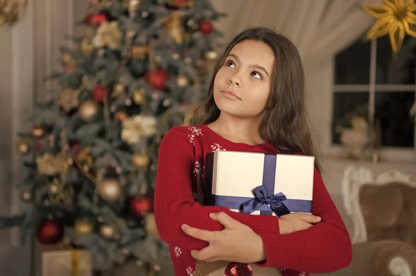 Petite fille aime cadeau de Noël. Noël. Les enfants apprécient les vacances. Bonne année. petite fille rêveuse à Noël. Le matin avant Noël. Vacances de Nouvel An. Nouvel an nouveaux objectifs — Photo