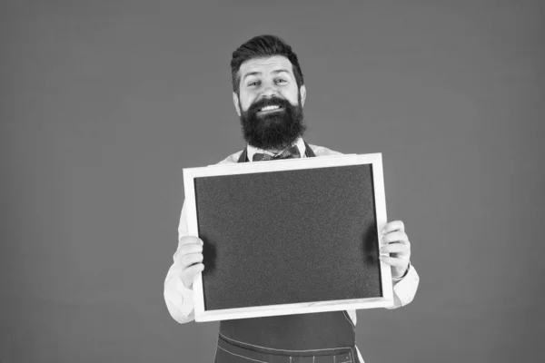 Ladenverkauf. Schwarzer Freitag Rabatt. Werbekonzept. Glückliche Stunden. Café-Shop-Werbung. Mann bärtiger Hipster in Schürze. Koch mit Kopierplatz an der Tafel. Werbeplatz. Mann zeigt Informationen — Stockfoto