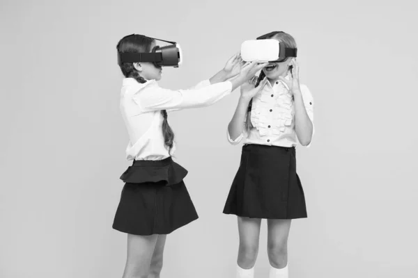 경험을 통해 프로젝트를 전달하고 관리합니다. 아이들은 현대 Vr 기술을 사용합니다. 가상 현실. VR 헤드셋. 미래 교육. 어린이 여학생은 무선 VR 안경을 착용합니다. 증강 현실 탐색 — 스톡 사진