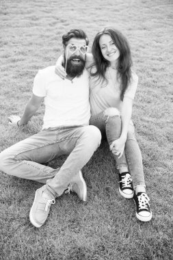 Adam sakallı hipster ve aşık güzel bir kadın. Yaz tatili. Mutluluk yayan duygusal çift. Aşk hikayesi. Çift rahatlatıcı yeşil çim. Birlikte mutlu. Aşık çift neşeli gençlik standı sahne