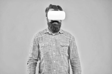 Gelecek düşündüğünden daha yakın. Sakallı adam VR sarı arka planını keşfetti. VR teknolojisi ve gelecek. VR iletişimi. Heyecan verici izlenimler. Hippi VR gözlüğü takıyor. Oyun ve eğlence