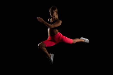 Adrenalin patlaması. Stresinden kurtul. Sportif kadın hızlanıyor. Hayatına devam et. Spor koşusu başladı. Dayanıklıdır. Enerjik kadın egzersizi. Formuna ve diyetine göre iyi durumda. Daha hızlı ol. Başarının yolu