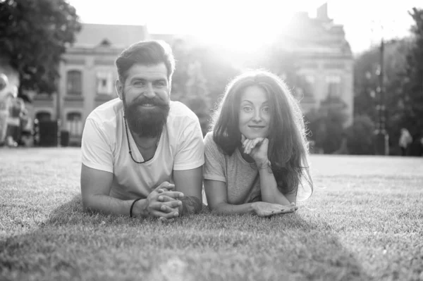 A adicionar um pouco de romance. Romance de férias de homem barbudo e mulher sexy. Casal apaixonado relaxar na grama verde no verão ensolarado ao ar livre. Sentir romance. Amor e romance — Fotografia de Stock