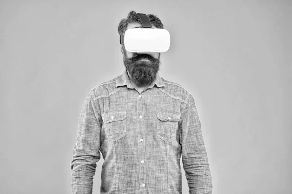 Die Zukunft ist näher, als man denkt. Bärtige Mann erkunden VR gelben Hintergrund. VR-Technologie und Zukunft. VR-Kommunikation. Spannende Eindrücke. Hipster tragen VR-Brillen. Spiel und Unterhaltung — Stockfoto