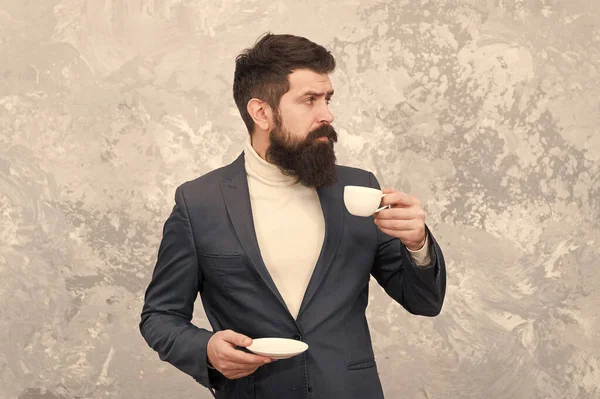 Uomini d'affari stile moda. Vestiti eleganti in stile casual per la vita d'ufficio. Il miglior caffe 'servito per lui. Caffè speciale. Un bell'uomo d'affari barbuto regge una tazza di caffe '. Concetto pausa caffè — Foto Stock